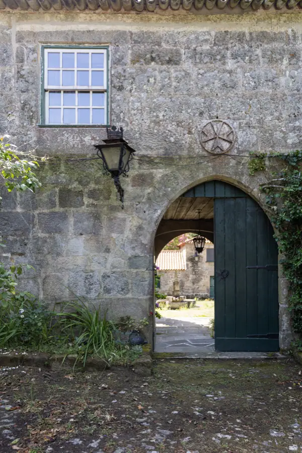 O arco de pedra da entrada da quinta, o mesmo que está no rótulo dos vinhos
