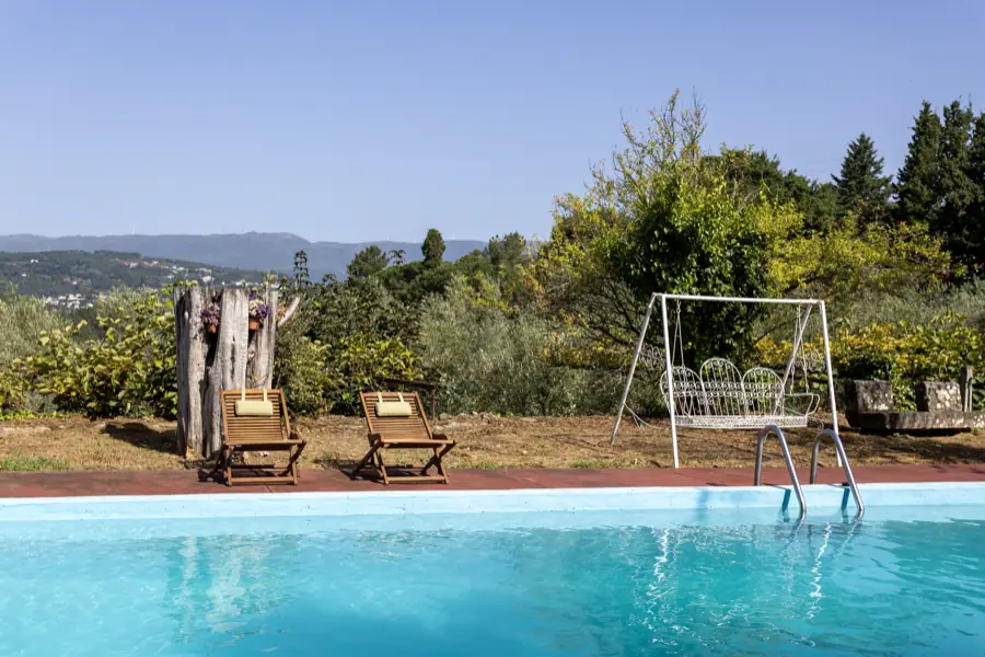 Piscina descoberta com vista para o vale